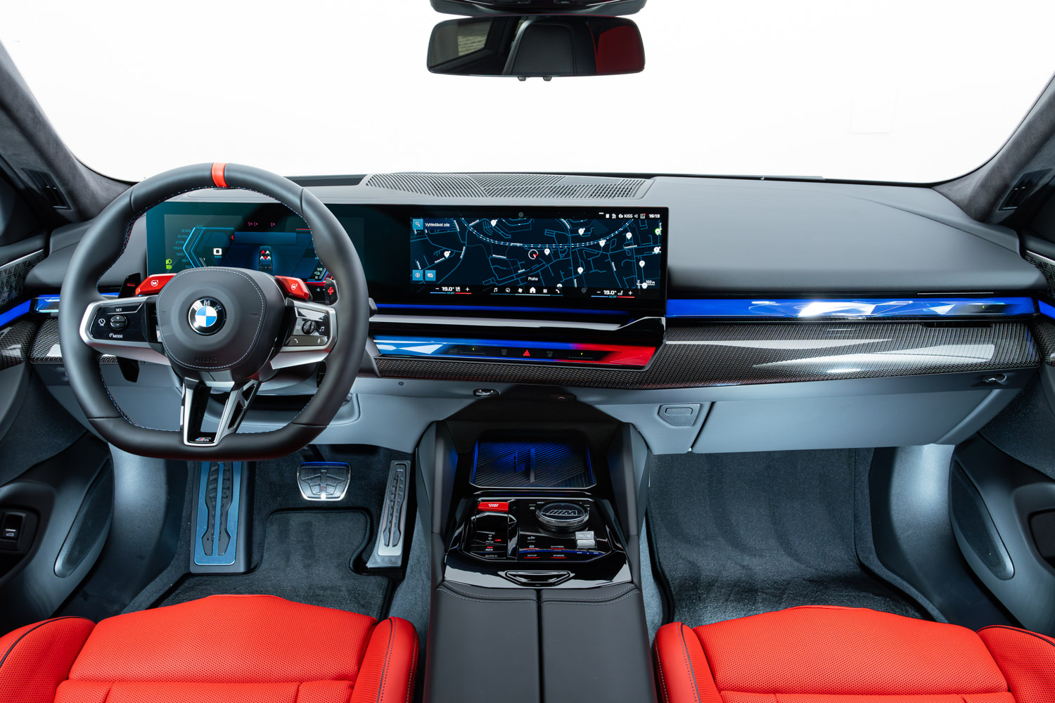 BMW M5 SEDAN | SKLADEM | NOVÝ MODEL | V8 BITURBO HYBRID | VÝKON 727 KONÍ | ČERNÁ METALÍZA | ČERVENÁ KŮŽE | MAX VÝBAVA | VIP SLEVA | NÁKUP ONLINE | AUTOiBUY.com